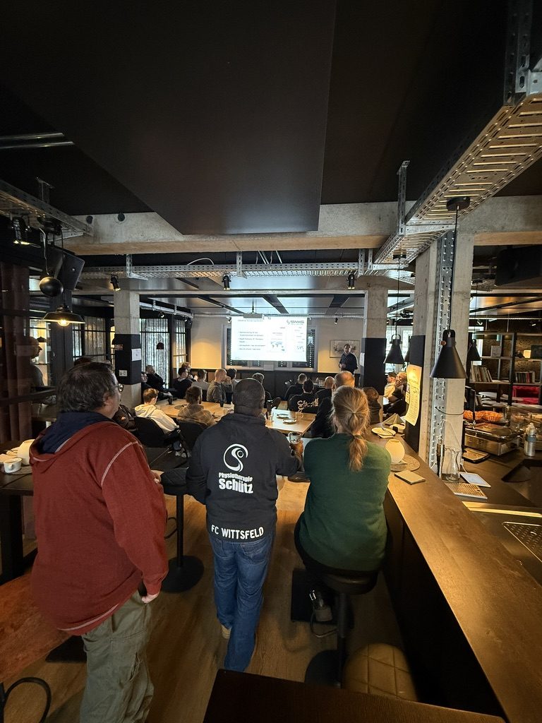 Vortrag vor vollem Haus in der Businesslounge von meetIng